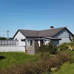 Ferienhaus Scenic Norwegian Getaway - Cozy W Garden & All-day Sun
