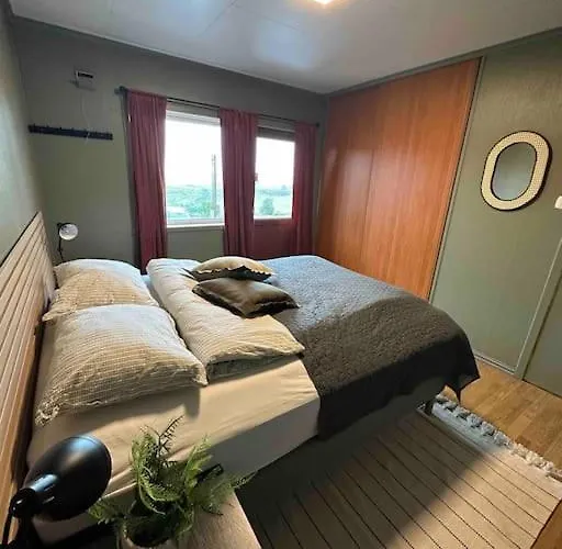 Scenic Norwegian Getaway - Cozy W Garden & All-day Sun Σπίτι διακοπών *